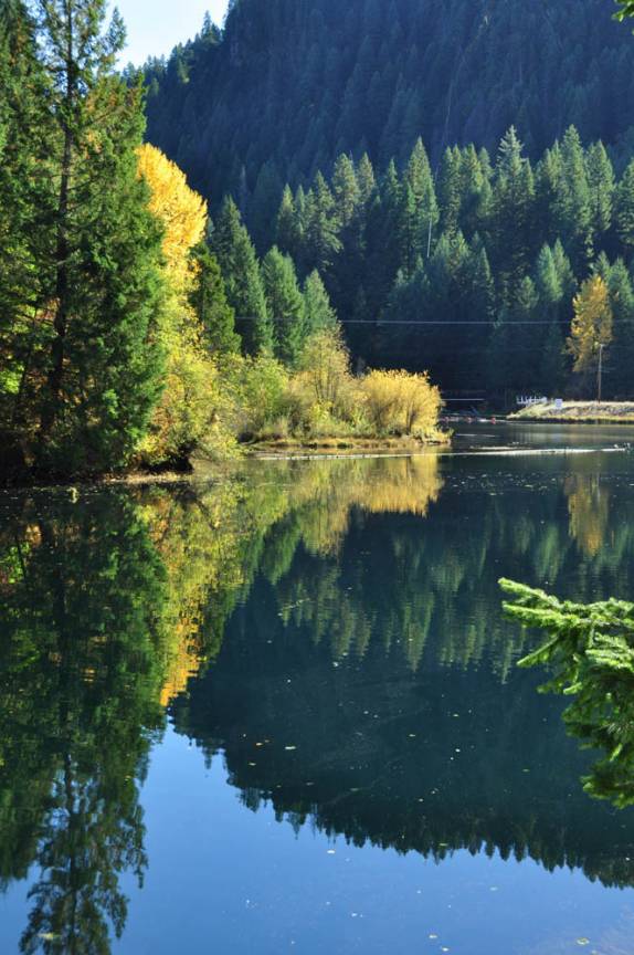 A incrível beleza da floresta refletida em uma represa na Umpqua National Forest, no sul do Oregon, estado da costa oeste dos Estados Unidos